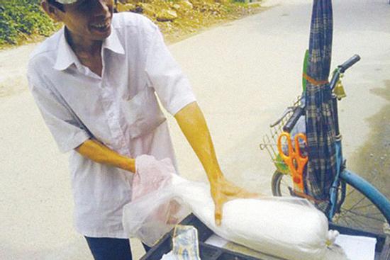 Cười ngất với màn 'tạo hình' kẹo kéo của chú chủ gánh hàng mới hành nghề