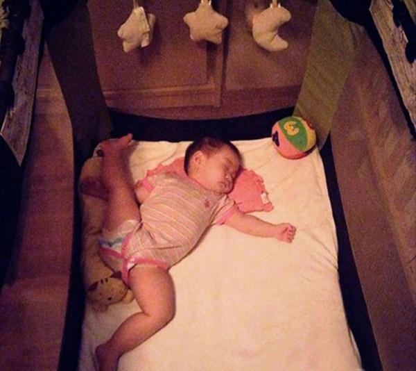 1001 kiểu ngủ đáng yêu của lũ trẻ khiến cha mẹ phải thốt lên: Chẳng bù cho lúc quậy phá-5