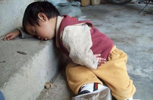 1001 kiểu ngủ đáng yêu của lũ trẻ khiến cha mẹ phải thốt lên: Chẳng bù cho lúc quậy phá-6