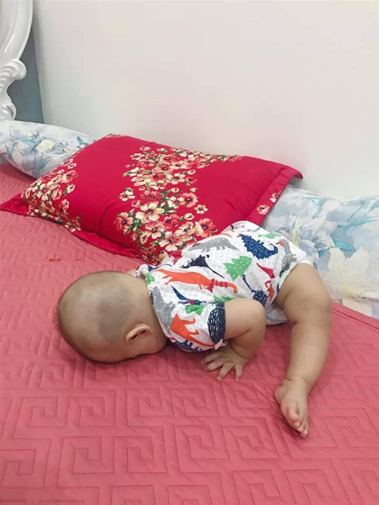 1001 kiểu ngủ đáng yêu của lũ trẻ khiến cha mẹ phải thốt lên: Chẳng bù cho lúc quậy phá-9