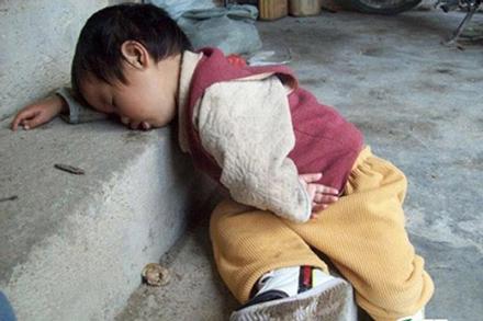 1001 kiểu ngủ đáng yêu của lũ trẻ khiến cha mẹ phải thốt lên: 'Chẳng bù cho lúc quậy phá'