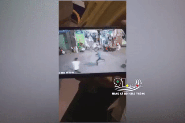 Clip: Kinh hoàng giây phút thanh niên bị nhóm côn đồ đâm trúng ngực ở Hà Nội