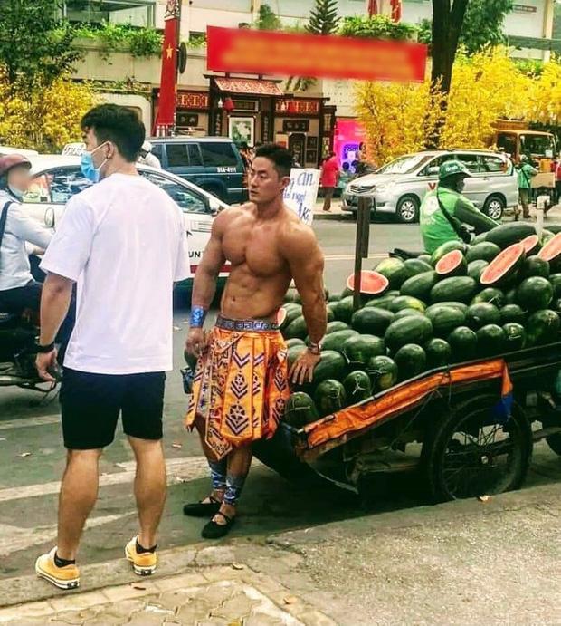 Xôn xao thanh niên bán nude khoe body 6 múi đứng bán dưa ở Sài Gòn-1