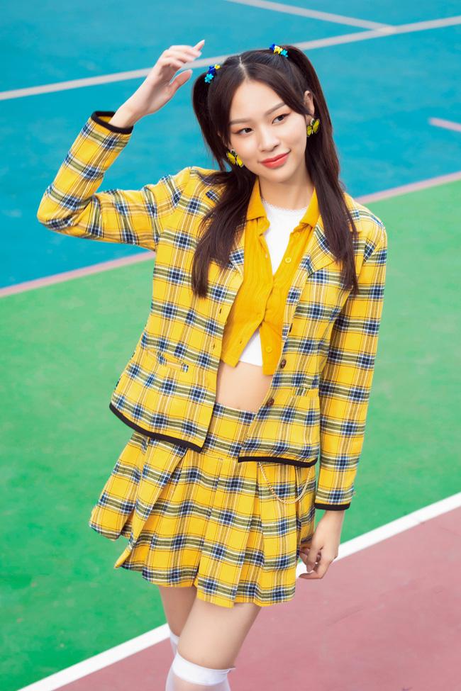 Lê Bống mặc đồ nữ sinh đóng MV của Phí Phương Anh, chiêu trò gì nữa đây?-1