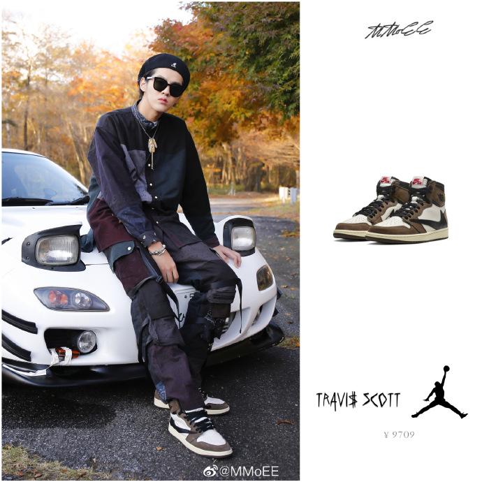 Mẫu Nike hợp tác với Travis Scott này có giá vào khoảng 35 triệu đồng.