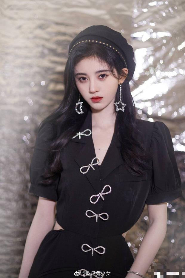 Mỹ nhân 4000 năm Cúc Tịnh Y muối mặt vì bị tố mặc áo fake-6