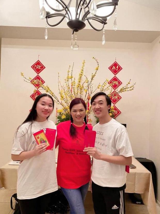 Ca sĩ Phương Loan hiếm hoi xuất hiện tươi tắn bên người thân sau gần 3 tháng NS Chí Tài qua đời-1