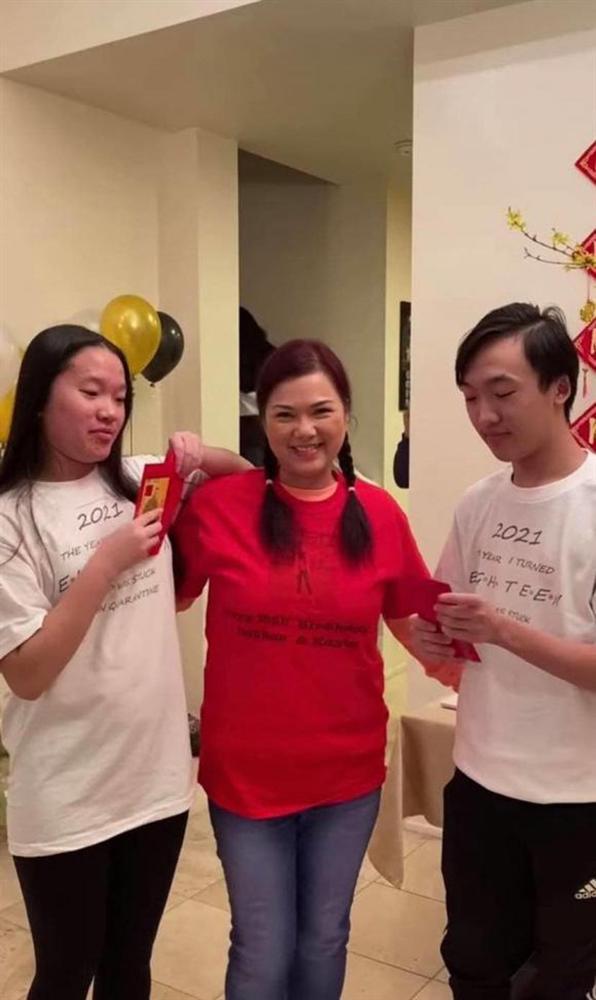 Ca sĩ Phương Loan hiếm hoi xuất hiện tươi tắn bên người thân sau gần 3 tháng NS Chí Tài qua đời-2