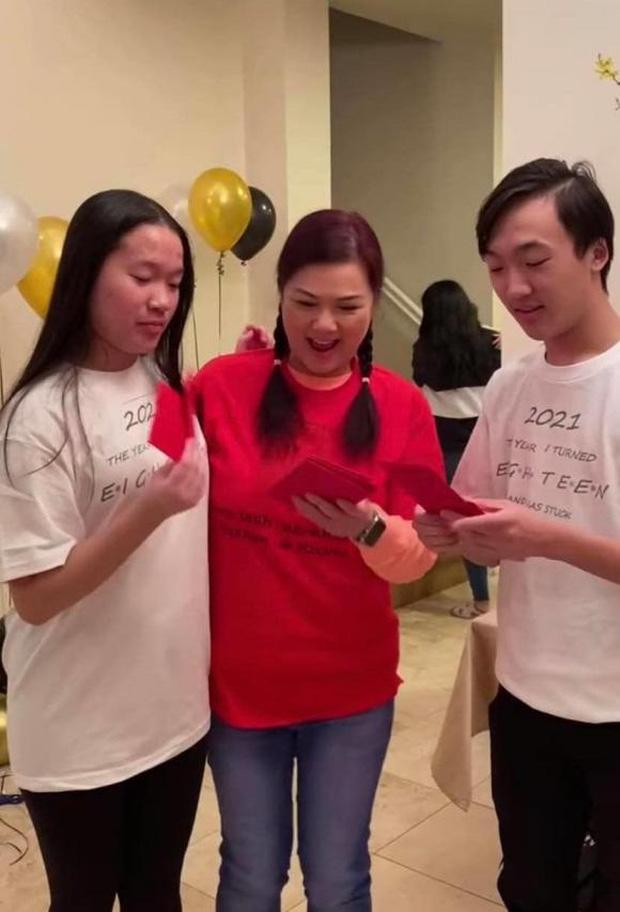 Ca sĩ Phương Loan hiếm hoi xuất hiện tươi tắn bên người thân sau gần 3 tháng NS Chí Tài qua đời-3