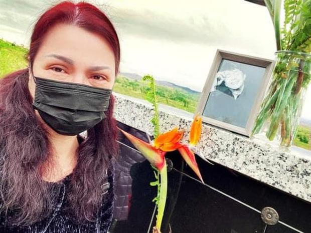 Ca sĩ Phương Loan hiếm hoi xuất hiện tươi tắn bên người thân sau gần 3 tháng NS Chí Tài qua đời-4