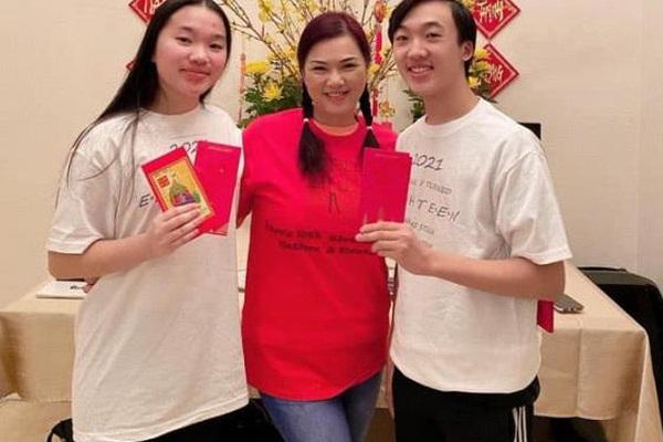 Tết đầu tiên vắng NS Chí Tài, ca sĩ Phương Loan viếng chồng, nhắn nhủ 6 chữ gây xúc động-4