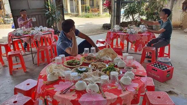 Tiệc tất niên ế chỏng chơ, chia 1 người/bàn dùng cho hết cỗ-1