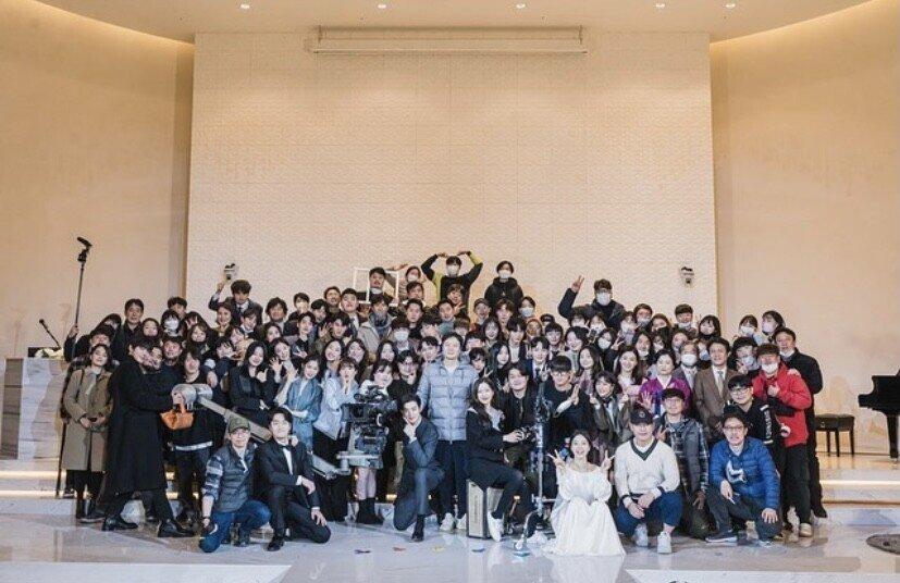 Phim Hàn bị chỉ trích vì coi thường quy định giãn cách, chụp hình đông người lúc đóng máy-1