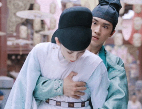 Thấy gì khi Lưu Diệc Phi, Cổ Lực Na Trát bị quấy rối ở phim trường?-1