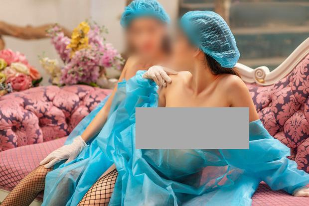 2 cô gái gây sốc khi mặc hớ hênh, khoe vòng 1 trễ nải trong đồ bảo hộ y tế-2