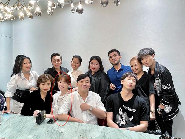 Trấn Thành khoe ảnh tụ họp hội bạn mừng sinh nhật, Hari Won bụng lùm lùm đáng nghi-1