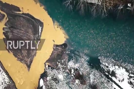 Cảnh quay ngoạn mục khi 2 con sông khác màu giao nhau