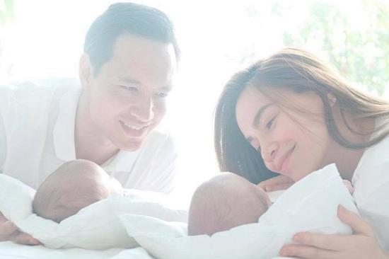 Kim Lý đọc truyện cho con sinh đôi