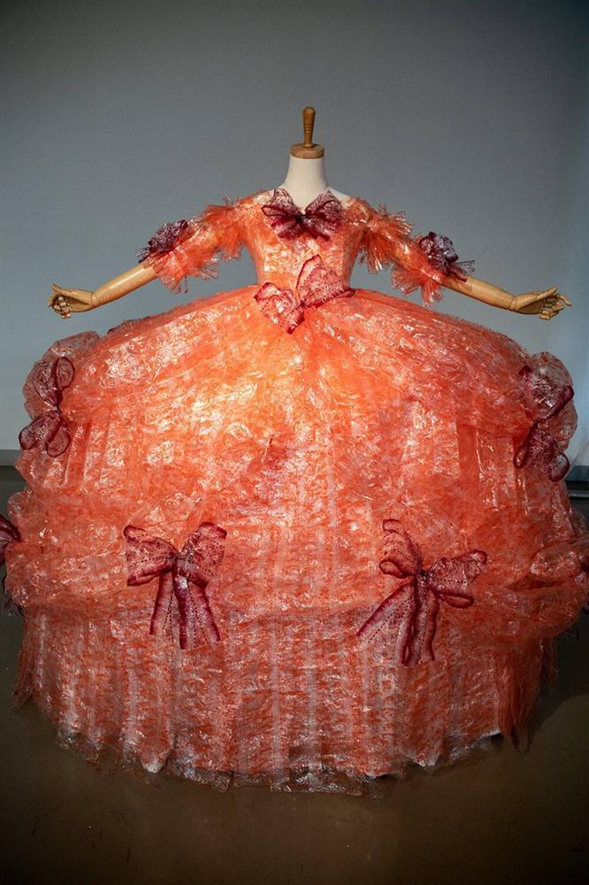 Chiếc váy dạ hội làm từ vỏ giấy gói bánh gây sốt cộng đồng mạng-1