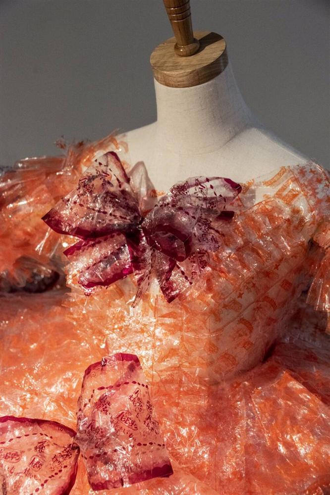 Chiếc váy dạ hội làm từ vỏ giấy gói bánh gây sốt cộng đồng mạng-2