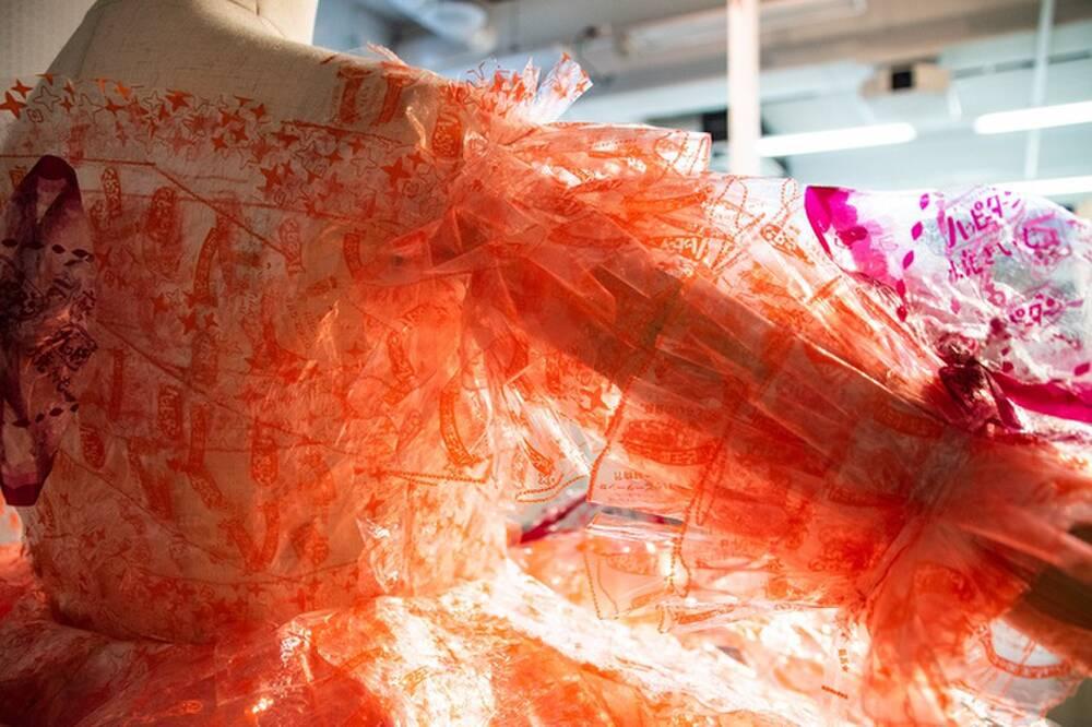 Chiếc váy dạ hội làm từ vỏ giấy gói bánh gây sốt cộng đồng mạng-3