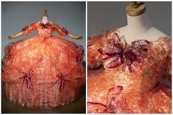 Chiếc váy dạ hội làm từ vỏ giấy gói bánh gây sốt cộng đồng mạng