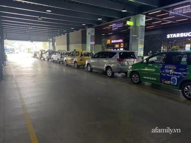 TP.HCM: Lo ngại dịch bệnh, người dân mặc đồ bảo hộ kín mít ra sân bay về quê ăn Tết-7