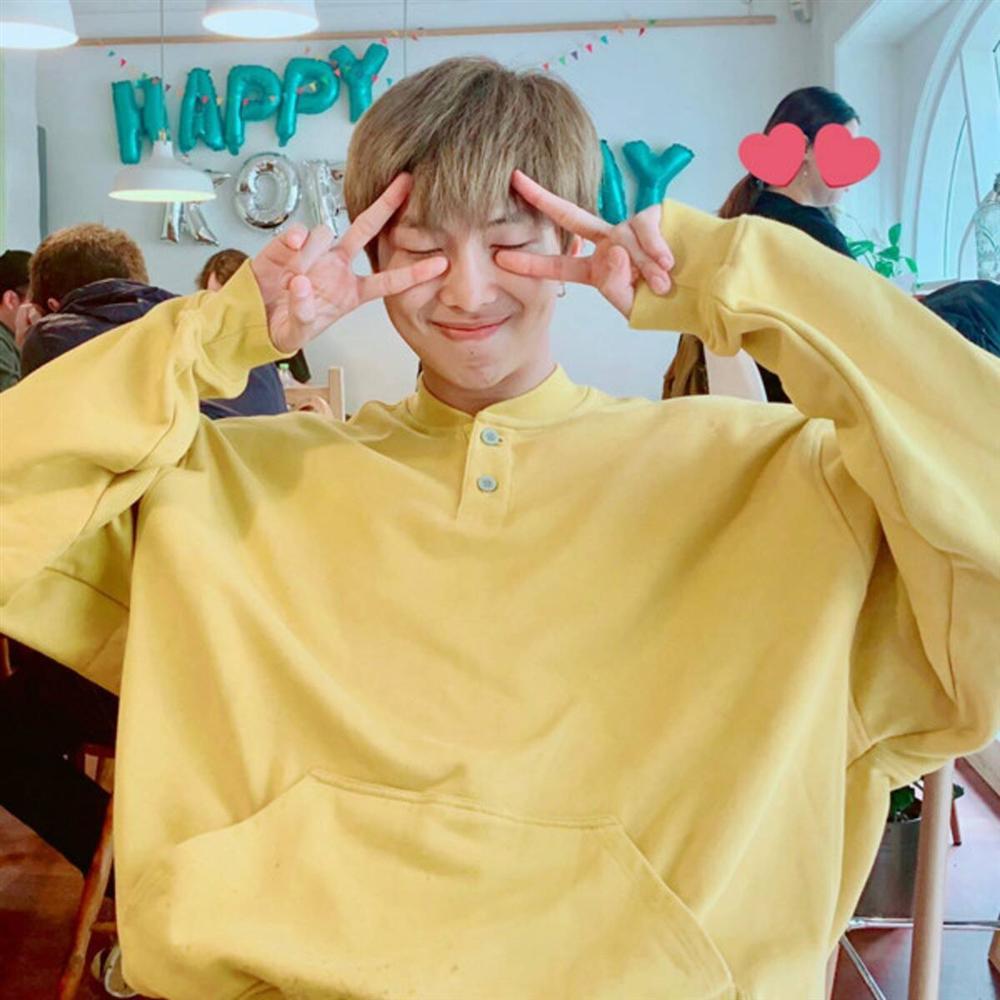 Jungkook xử lý ra sao khi bị leader RM xé áo ngay trên sân khấu?-1