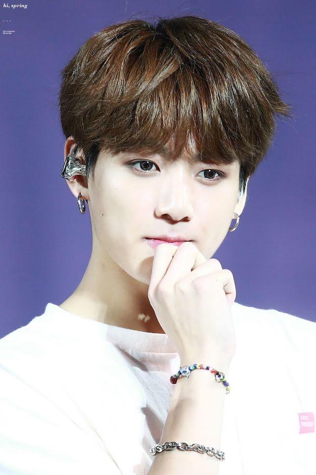 Jungkook xử lý ra sao khi bị leader RM xé áo ngay trên sân khấu?-2