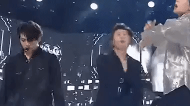 Jungkook xử lý ra sao khi bị leader RM xé áo ngay trên sân khấu?-3