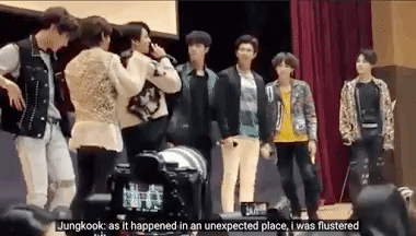 Jungkook xử lý ra sao khi bị leader RM xé áo ngay trên sân khấu?-4