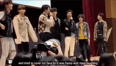 Jungkook xử lý ra sao khi bị leader RM xé áo ngay trên sân khấu?-5