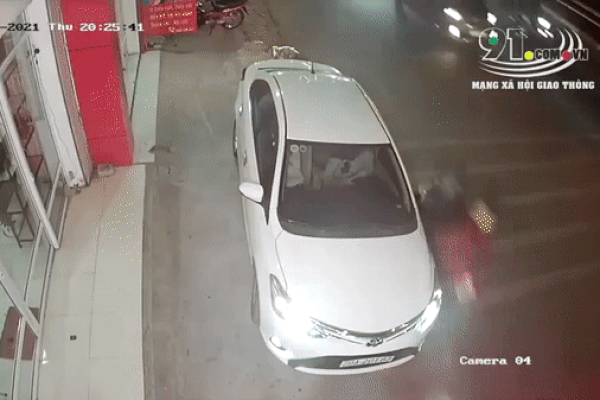 Clip: Tài xế ô tô tím mặt trước cú đạp chân vô duyên của người đi xe máy-1