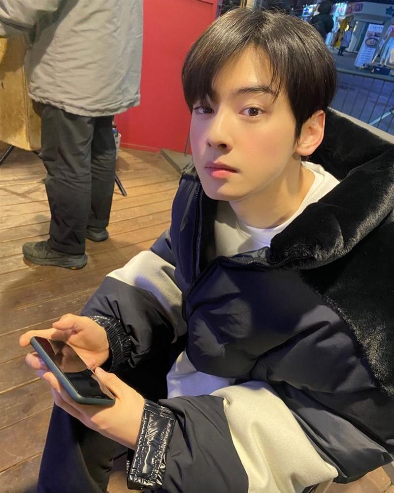 Style sao Hàn tuần qua: Son Ye Jin nữ tính bất ngờ, Lee Da Hee khoe dáng đẳng cấp-6