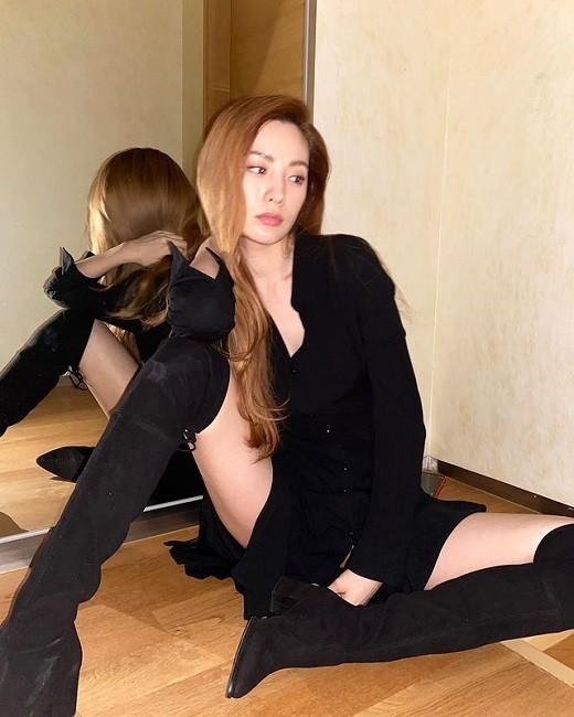 Style sao Hàn tuần qua: Son Ye Jin nữ tính bất ngờ, Lee Da Hee khoe dáng đẳng cấp-11