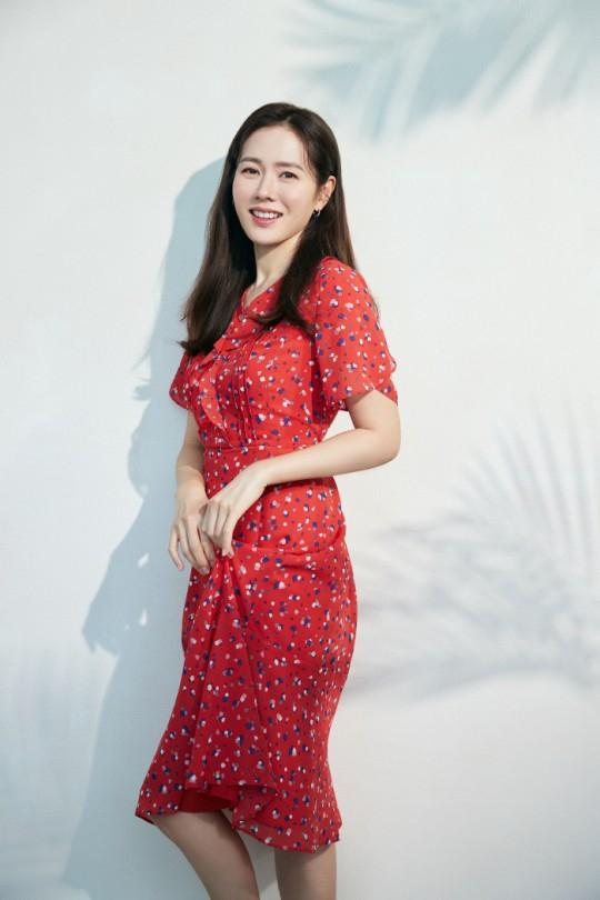 Style sao Hàn tuần qua: Son Ye Jin nữ tính bất ngờ, Lee Da Hee khoe dáng đẳng cấp-1