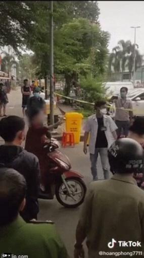 Người phụ nữ chống đối không đeo khẩu trang, đòi ra ngoài chung cư bị phong tỏa-1