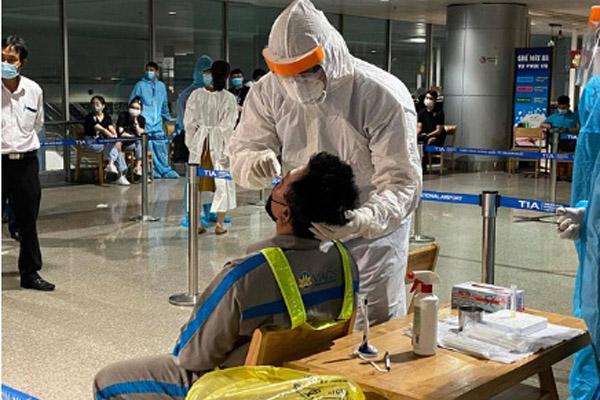 Bắt quả tang kiều nữ cùng đám bạn đang phê thuốc tại chung cư-2