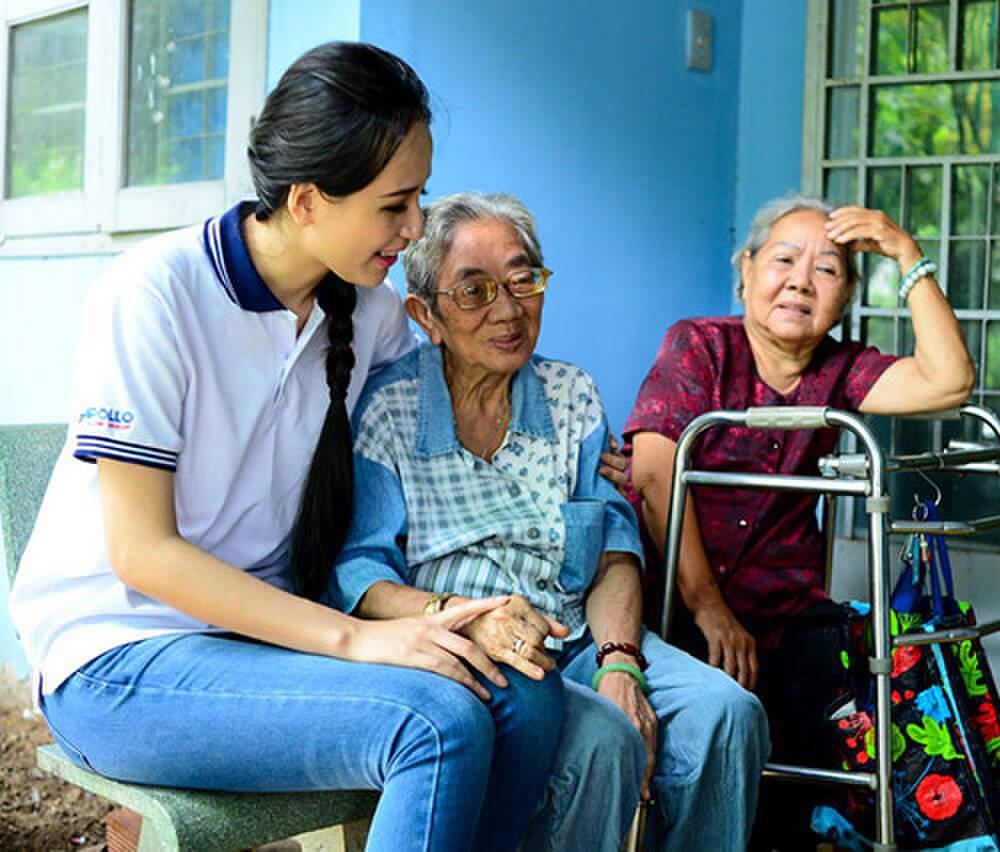 Đi từ thiện, có nàng hậu mặc giản dị vẫn đẹp, có nàng hậu nếm đủ thị phi vì trang phục-9