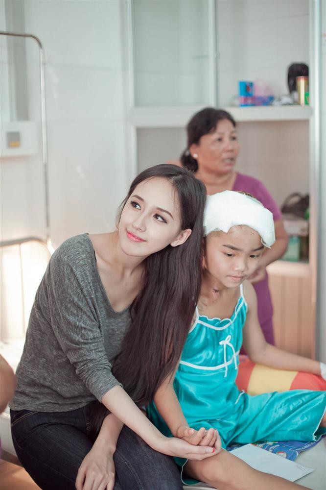 Đi từ thiện, có nàng hậu mặc giản dị vẫn đẹp, có nàng hậu nếm đủ thị phi vì trang phục-10