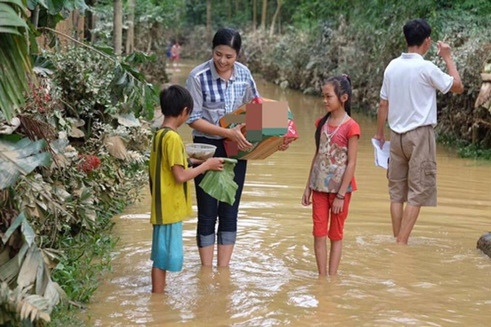 Đi từ thiện, có nàng hậu mặc giản dị vẫn đẹp, có nàng hậu nếm đủ thị phi vì trang phục-13