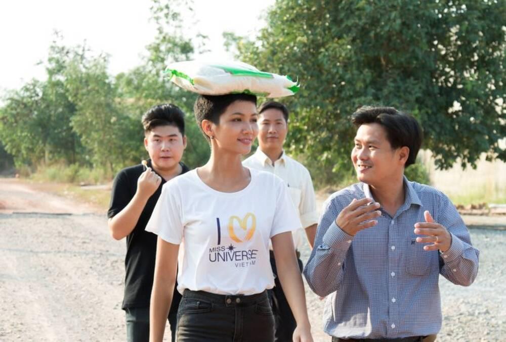 Đi từ thiện, có nàng hậu mặc giản dị vẫn đẹp, có nàng hậu nếm đủ thị phi vì trang phục-17