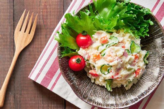 Học làm salad khoai tây và trứng luộc