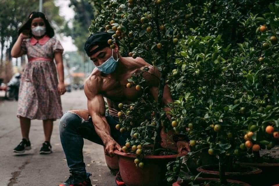 Thanh niên cởi trần khoe cơ bắp đứng bán quất ngày cận Tết-4