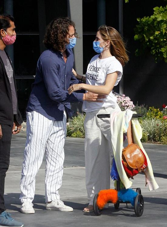 Emma Watson và bạn trai quyến luyến tạm biệt khi rời sân bay ở Los Angeles hôm cuối tuần. Nữ diễn viên 30 tuổi gây chú ý với chiếc nhẫn mới trên bàn tay trái.