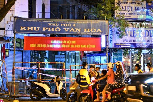 Phong tỏa con hẻm ở quận 1 do ca nghi mắc Covid-19-1