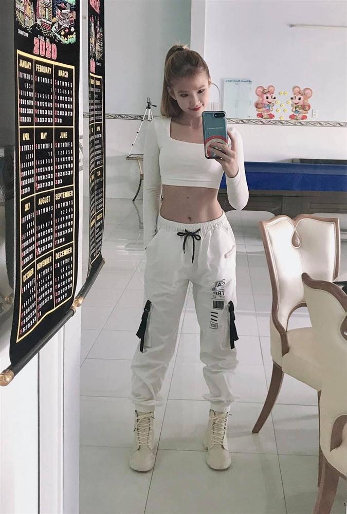 Dù kết hôn đã lâu, Khởi My vẫn có vòng eo săn chắc, múi cơ nét căng đến phát hờn-3