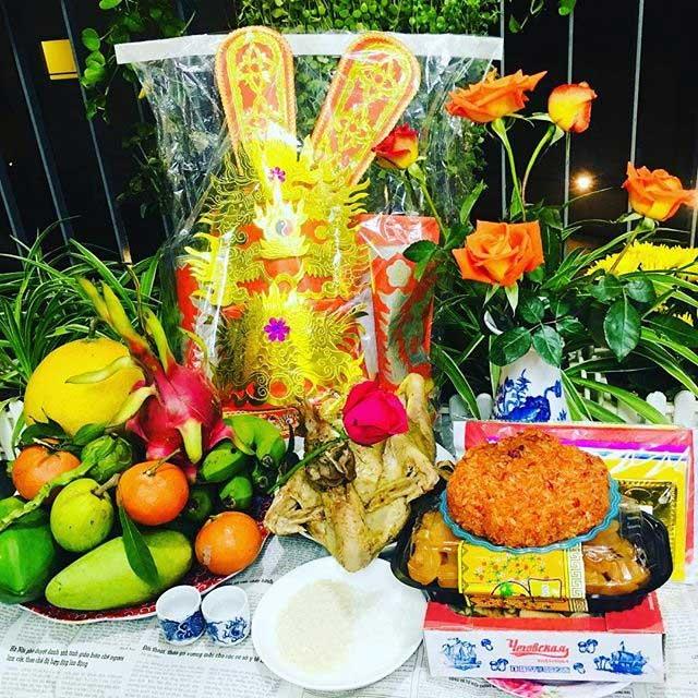 Vì sao có tục lệ gà trống ngậm hoa hồng đỏ trong mâm cúng đêm giao thừa?-1