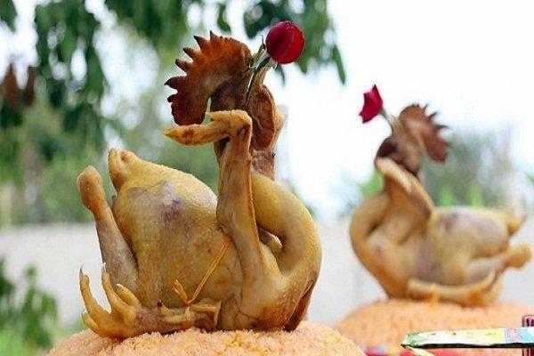 Vì sao có tục lệ gà trống ngậm hoa hồng đỏ trong mâm cúng đêm giao thừa?-4