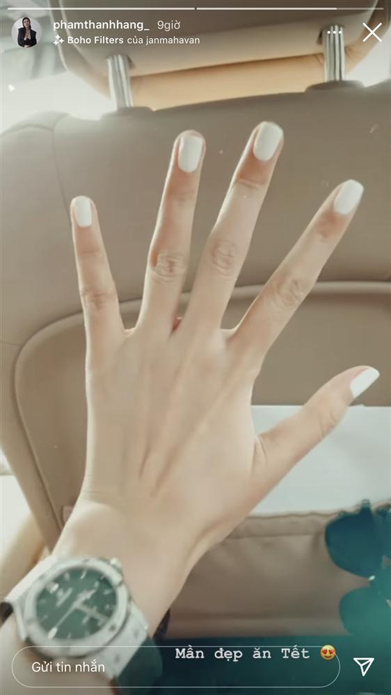 Sao Việt làm nail đón Tết: Ngọc Trinh sơn gel đơn giản - Hoàng Thùy Linh chuẩn người chơi hệ bài bạc-1